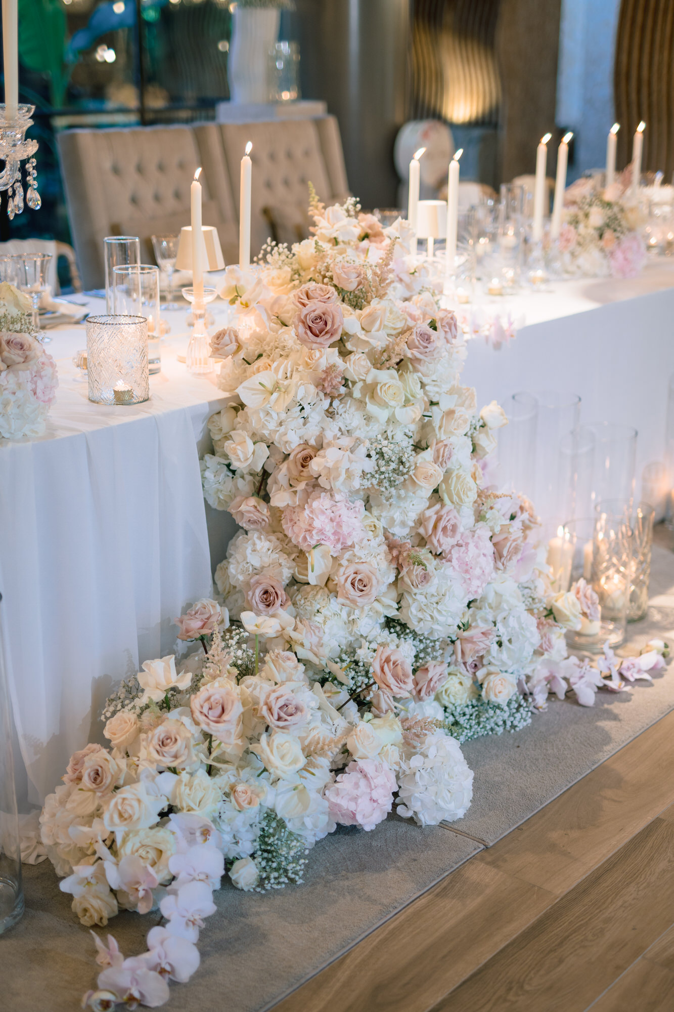The sweetheart table dressed with a cascade of pastel flowers at Quinta Lago dos Cisnes